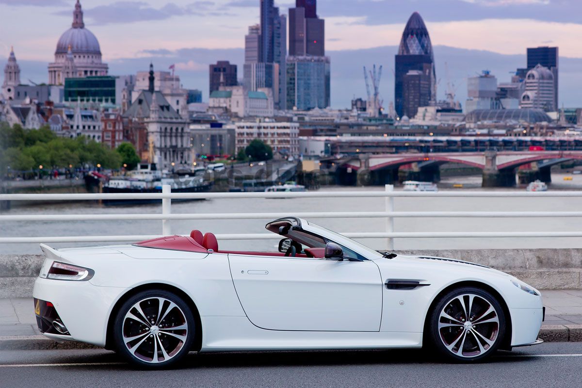 Aston Martin V12 Vantage Roadster