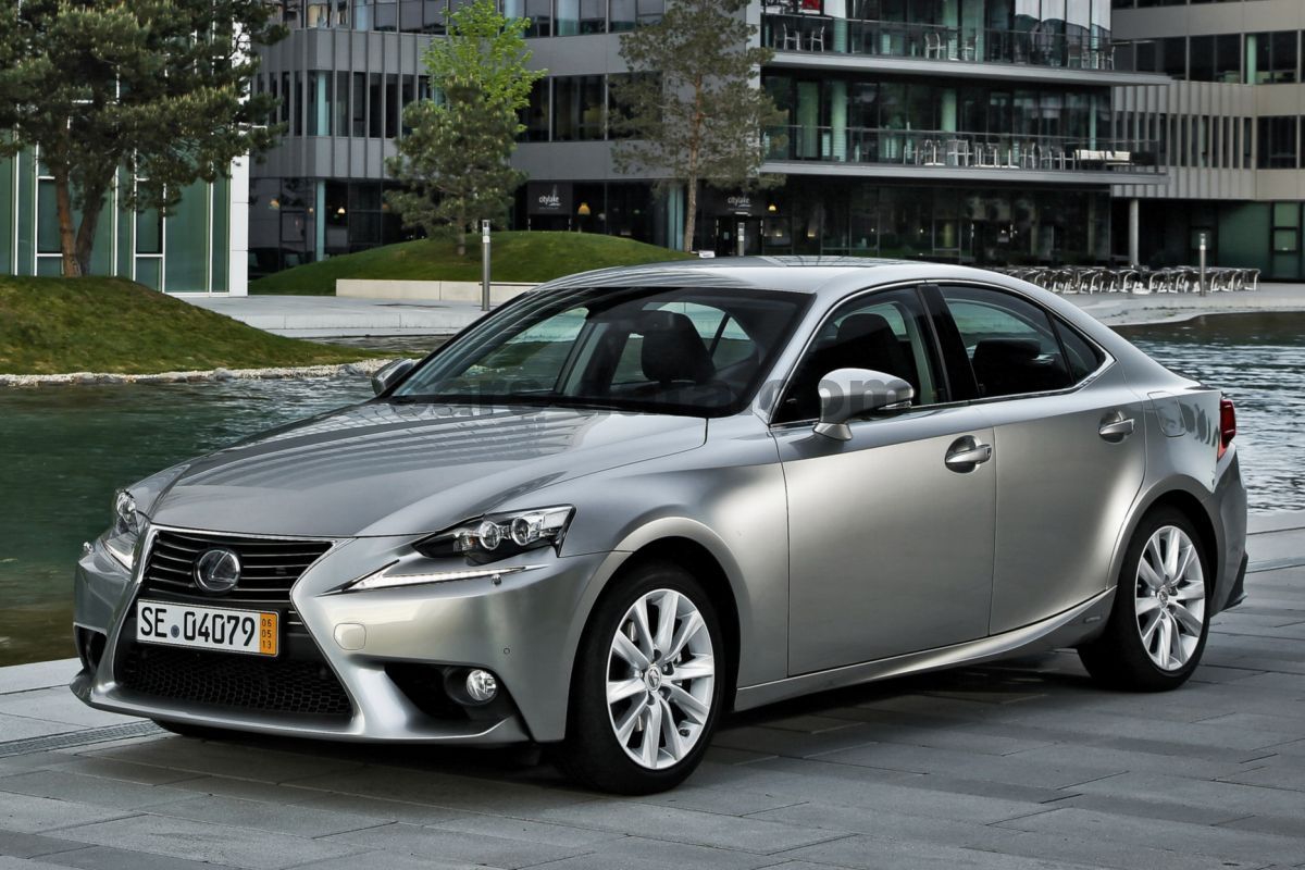 Lexus IS 300h 4 door specs