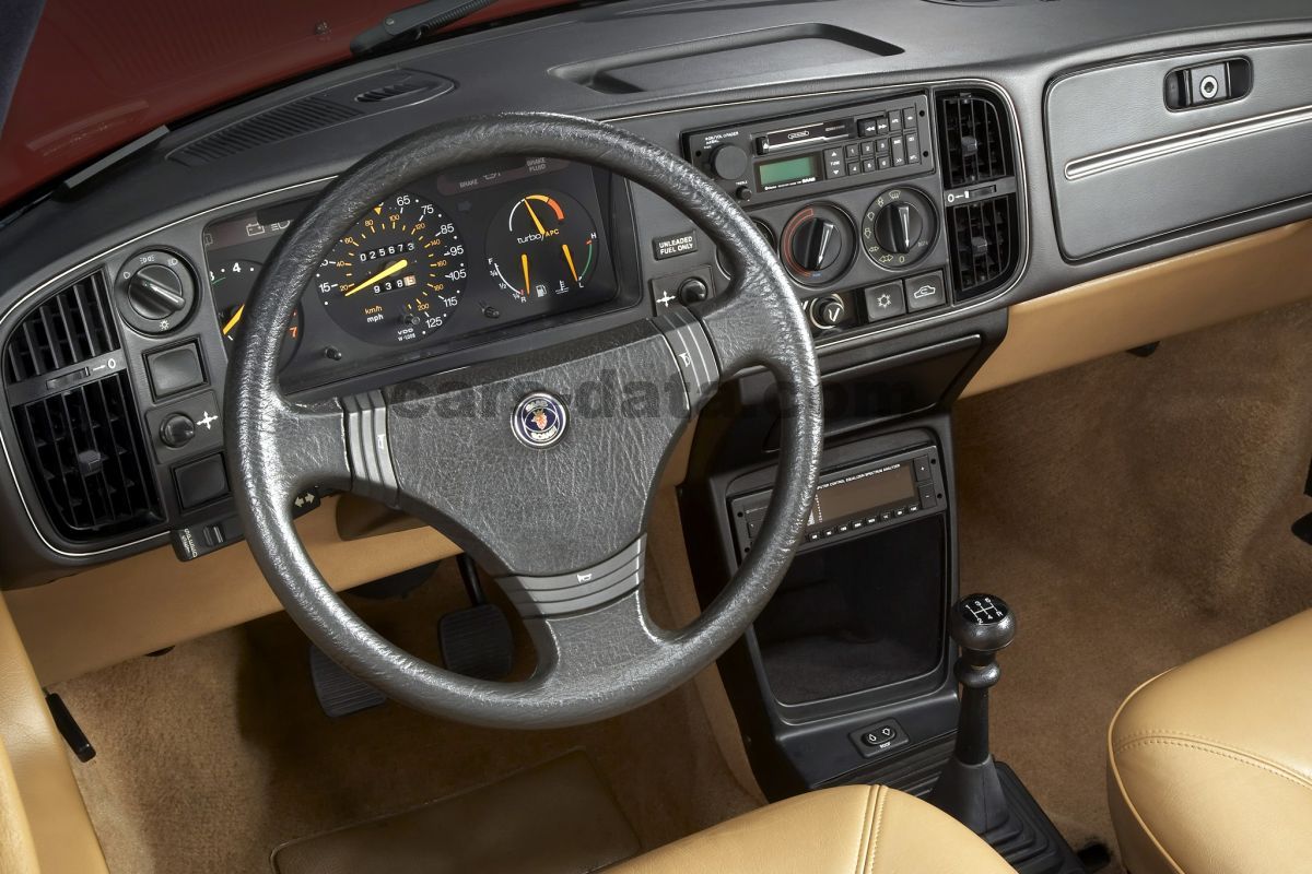 Saab 900 салон