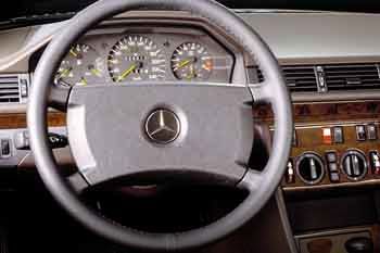 Mercedes-Benz 200-series 1986