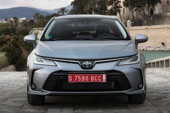 Toyota Corolla Sedan 1.8 Hybrid Business Intro
