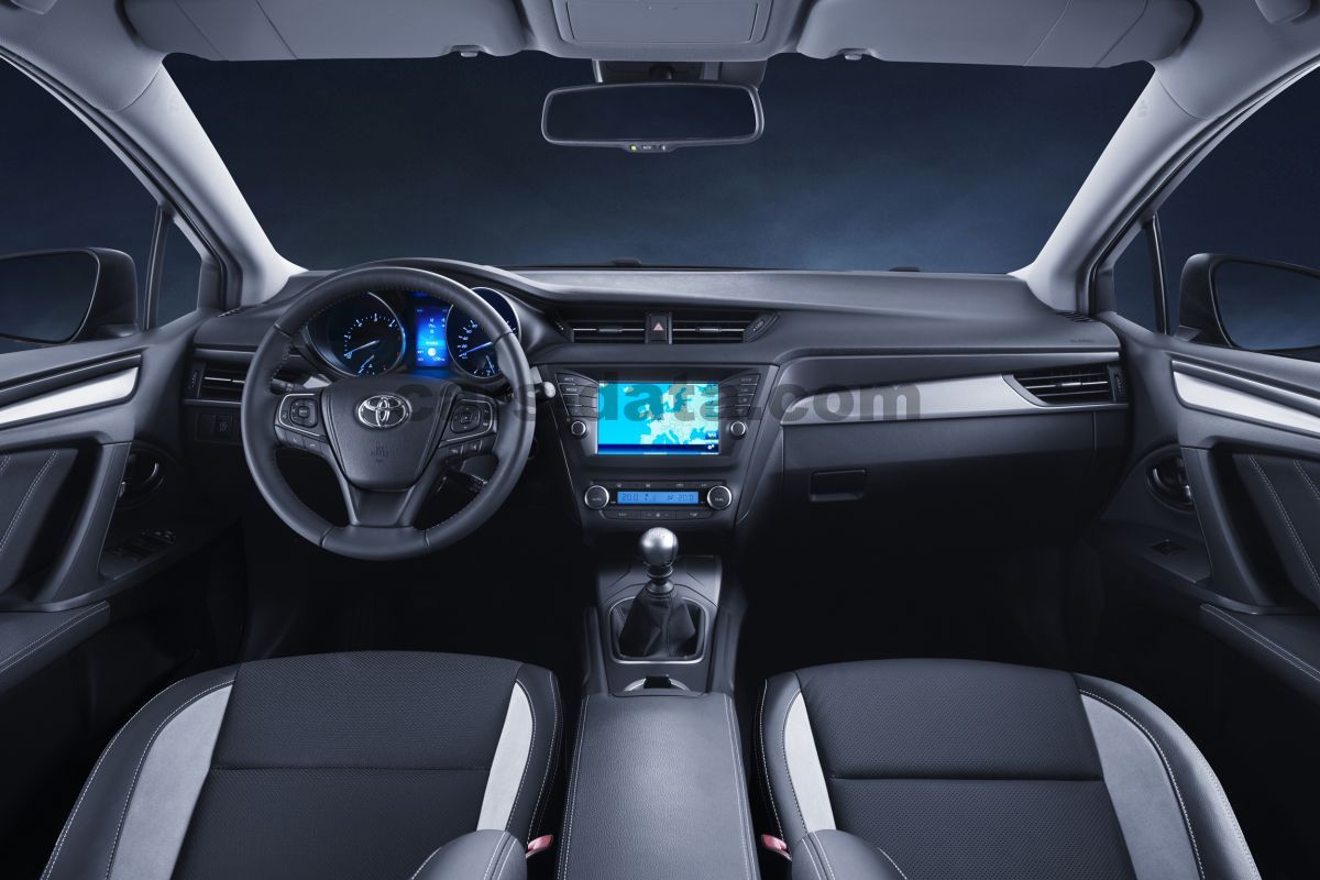 Toyota avensis салон