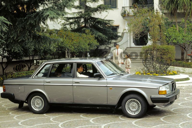 Volvo 240 1982 Pictures 3 Of 3 Cars Data Com